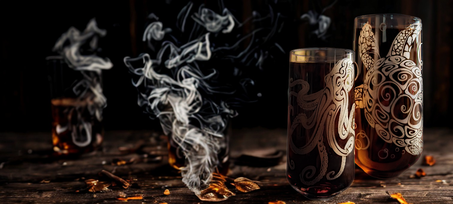 Zwei hochwertige, gravierte Gläser von Black Forest Unic mit Oktopus- und Schildkrötenmotiv. In edler Handarbeit gefertigt – perfekte Kombination aus Schwarzwald-Design und urbanem Barstil.